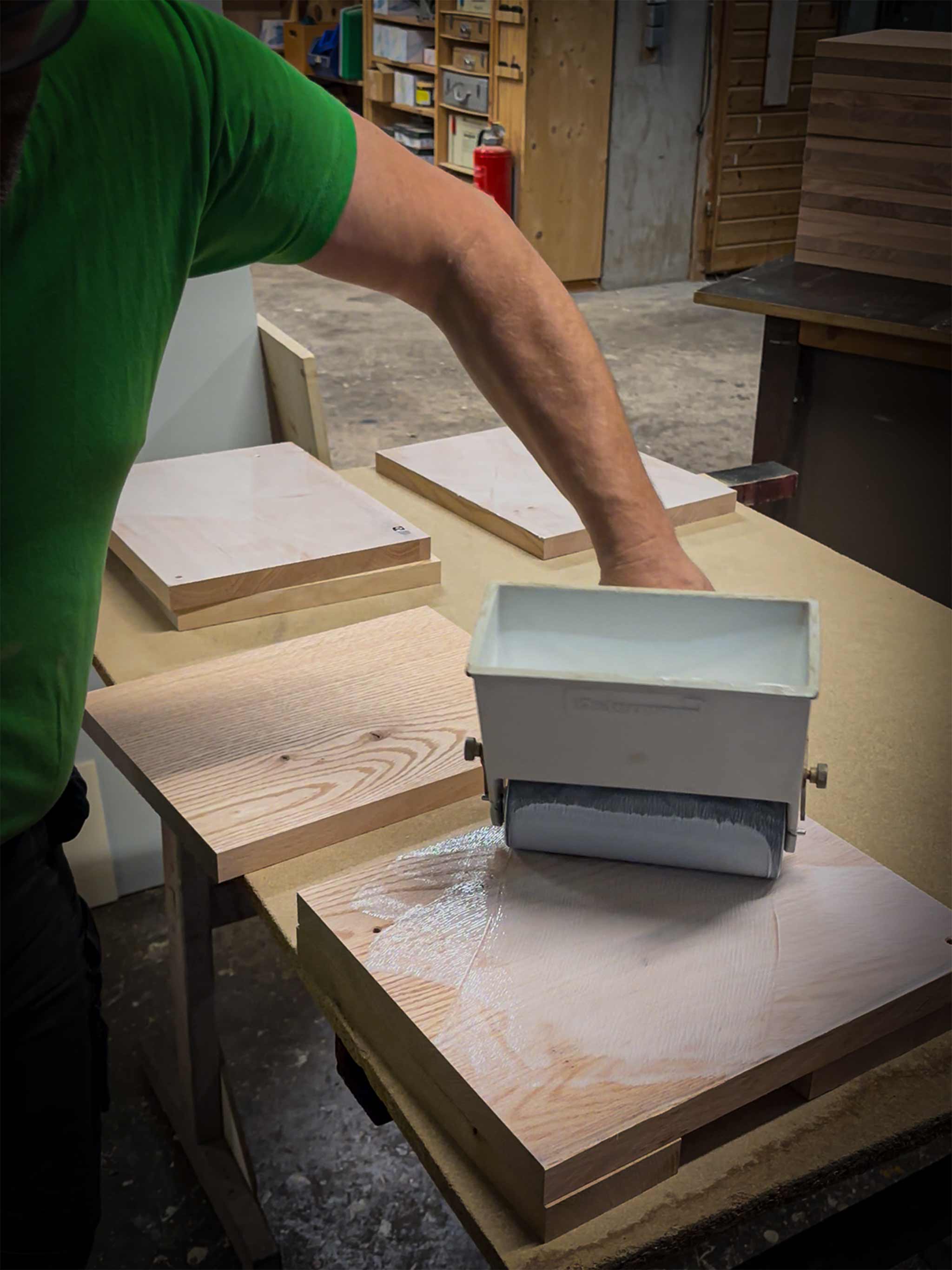 Ein Holzherz für einen Herrnhuter Stern wird in der Werkstatt verleimt