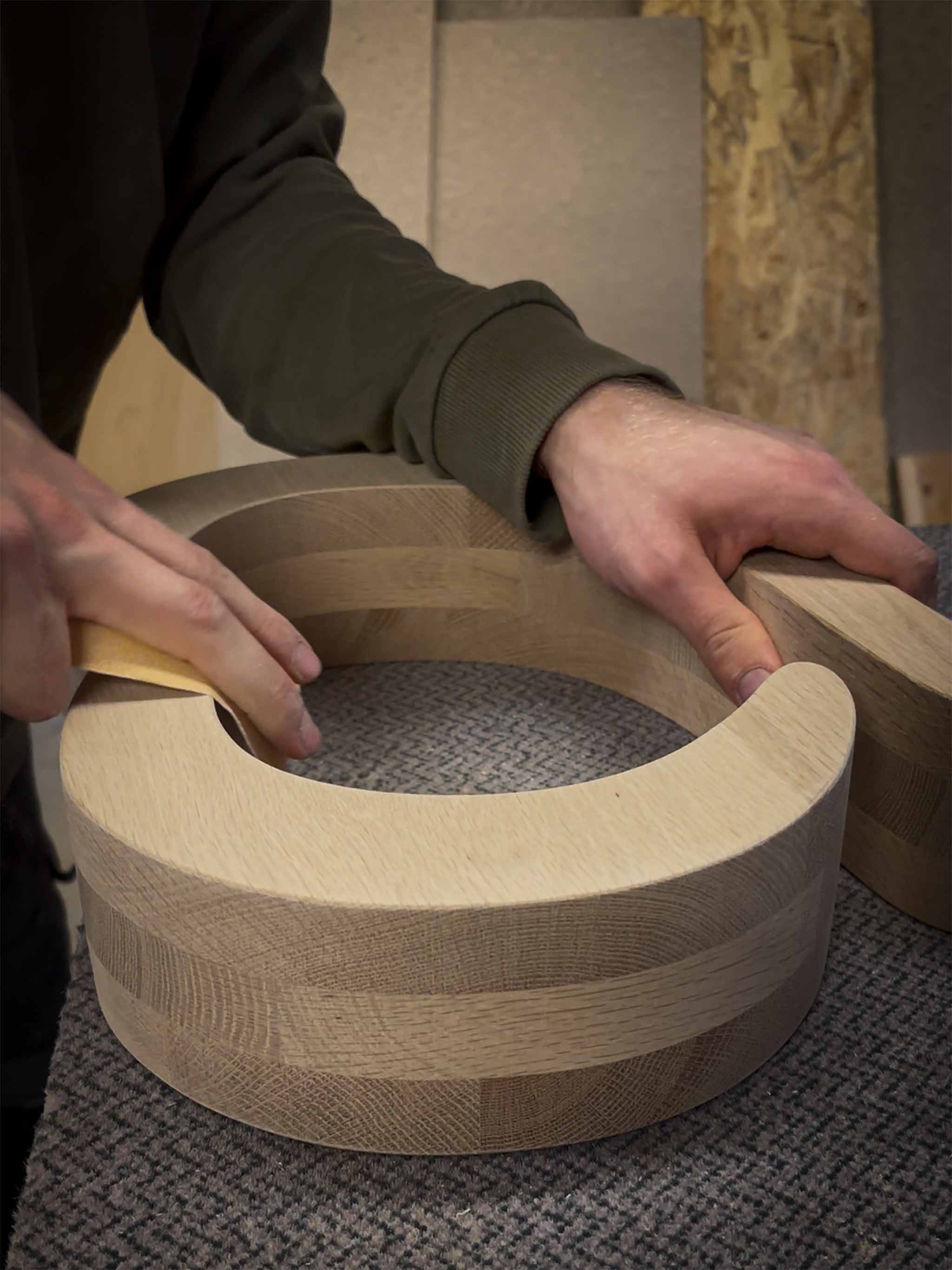Ein Holzherz für einen Herrnhuter Stern wird von Hand geschliffen