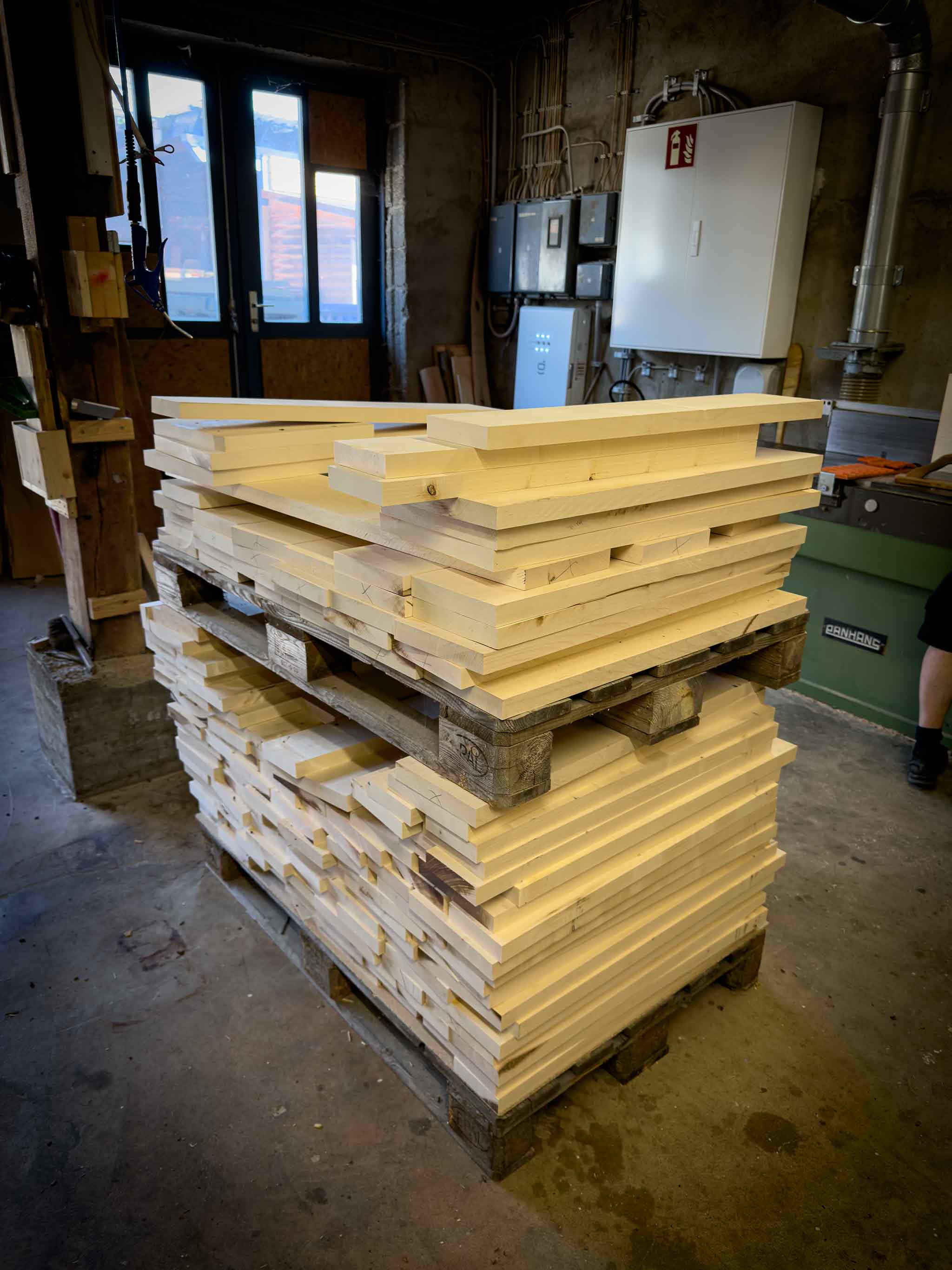 Stapel aus massivem Ahornholz in der Holzwerkstatt Adelmann
