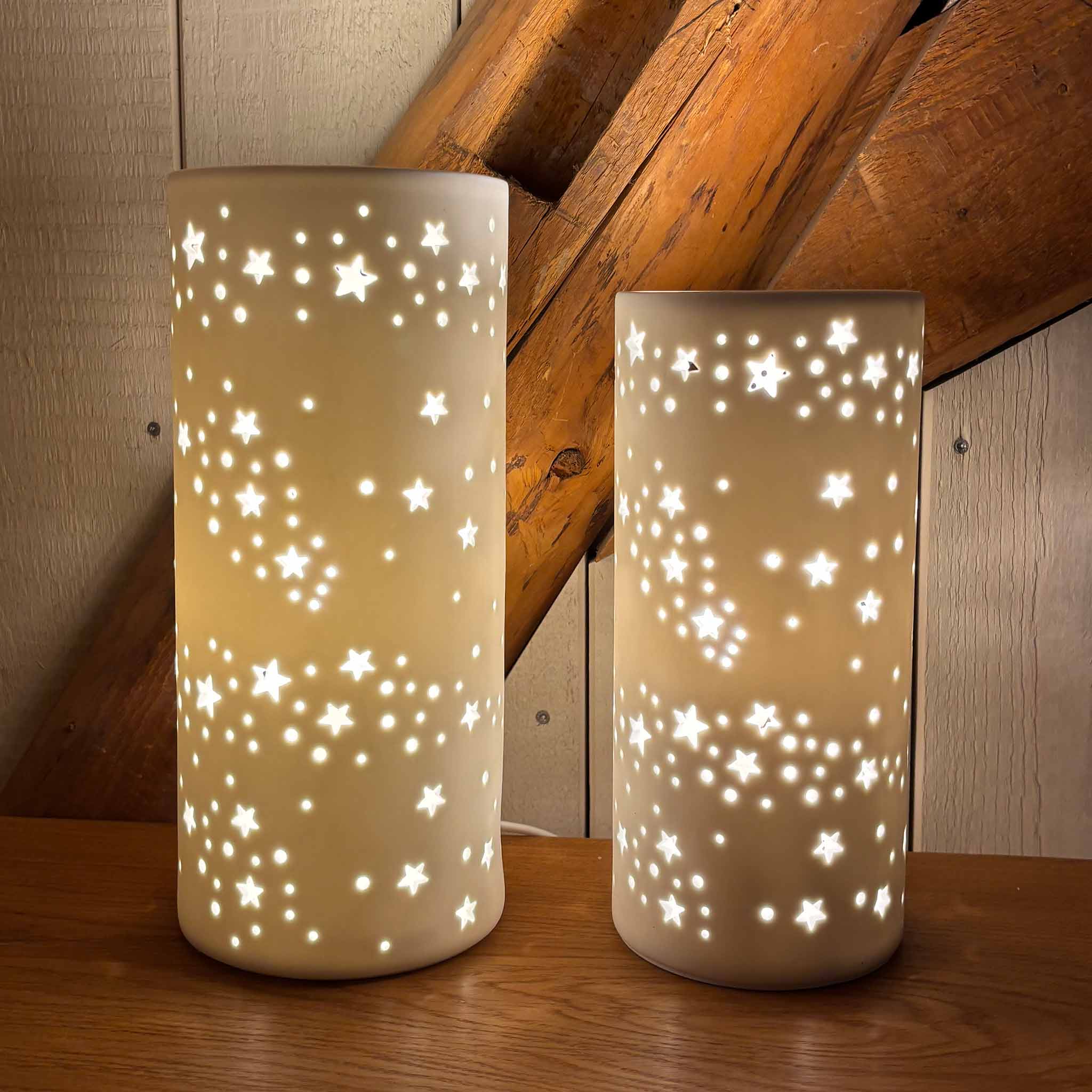LED-Porzellanlampe Zylinder mit Sternen – warmweißes Licht